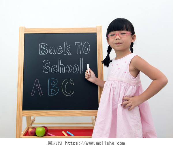 在回学校指着黑板前的小亚洲女孩